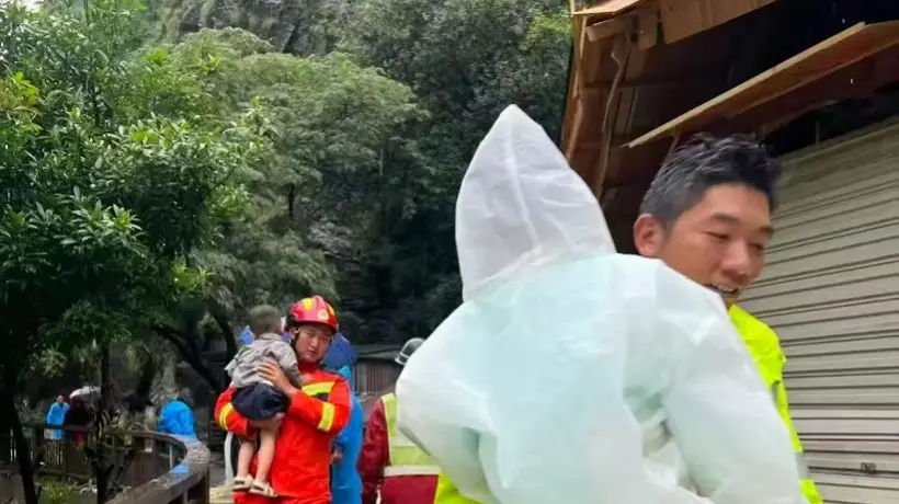 丽江虎跳峡景区因强降雨临时关闭,滞留游客已全部安全转移