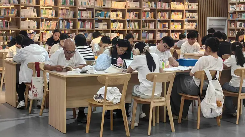 河北曲阳暑期读书热潮:图书馆提升服务力满足民众文化需求