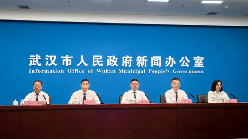 武汉7-9月将上演112场周末文化活动,主题涵盖清凉、音乐、艺术等六大方向,游客可享专属优惠与便民措施,包括泼水派对、电音节、非遗展演、明星演唱会等多元体验,为来武汉、过周末之旅增添无限乐趣