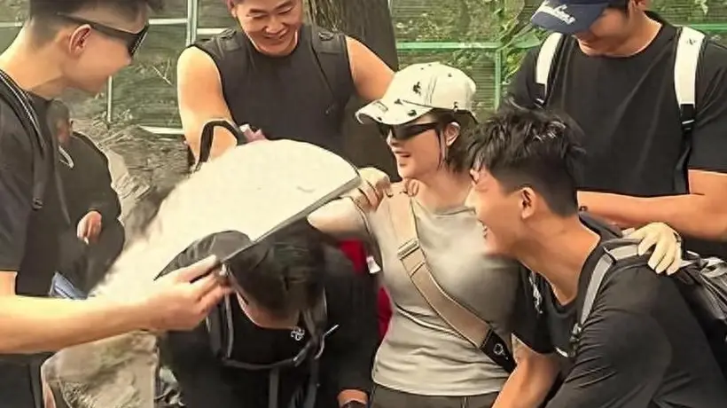 泰山陪爬变味:颜值比拼压过专业能力,游客下单先看腹肌照