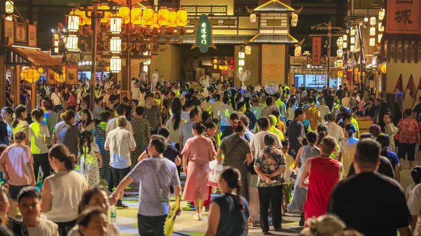白天登雄关揽胜 夜晚逛三国潮玩 大蜀道不夜城多元活动留住四方体验客