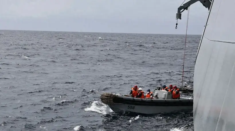 南部战区海军紧急驰援 联合救援越南籍遇险船舶获成功