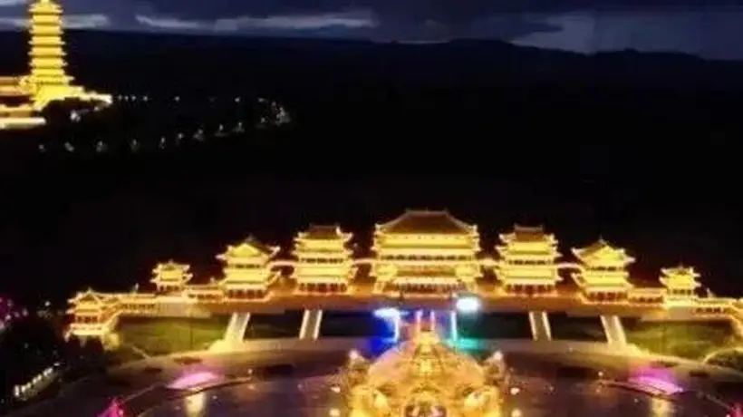 繁峙憨山文化旅游景区线下演出线上同步 夜间活动吸引游客观众双向参与