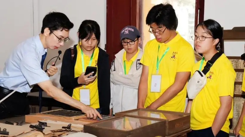 海外华裔学子穿梭广州寻根之旅 追影综看展演亲触华夏新气象