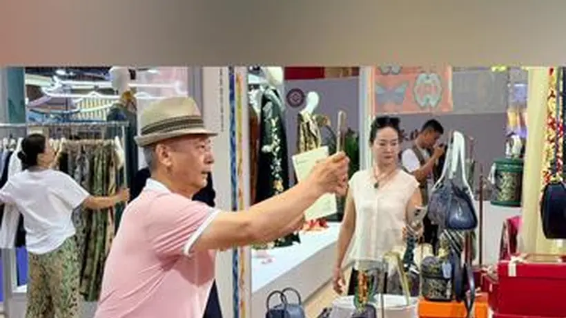 7月30日来石河子，逛“新疆是个好地方”非遗援疆展，艾德莱斯绸织染技艺带观众解锁丝路美学新体验