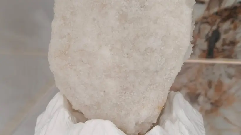 去察尔汗盐湖游玩别乱捡盐块！游客带回家当摆件引发网友热议，景区提醒工业盐勿食用乱带会破坏生态