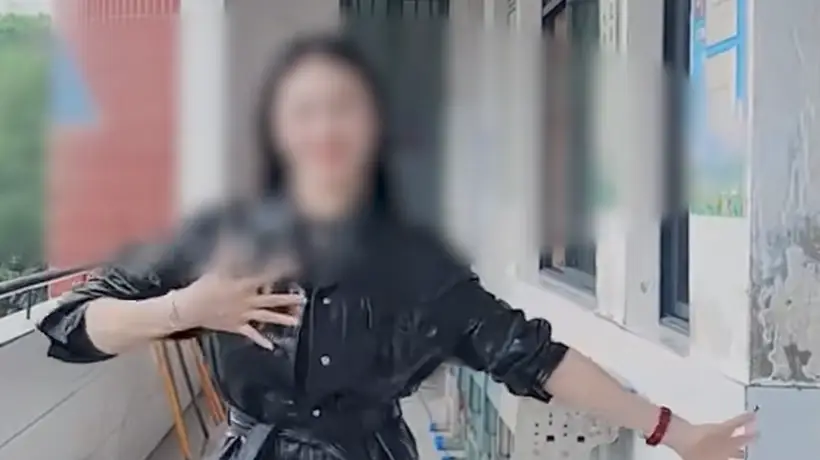 永州东安一小学音乐老师课间课后拍跳舞视频引争议，校方约谈后将停止校内拍摄，家长与网友看法不一