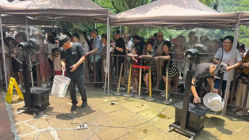青城山索道暑期排队遇酷暑？游客现场体验提改善，景区增降温硬设辟便民区获保障