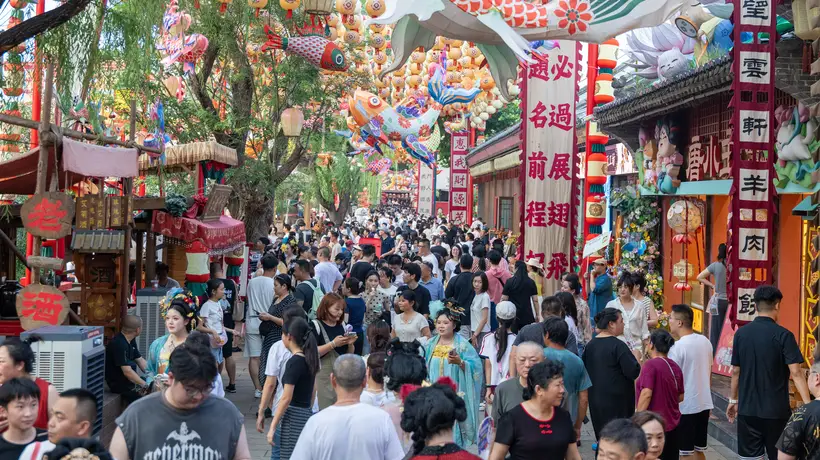 暑期各地多元出游活动启幕 游客在山水间解锁惬意体验
