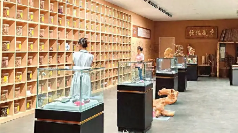 来洪山古村逛非遗香文化展 看琉璃工坊手作匠艺