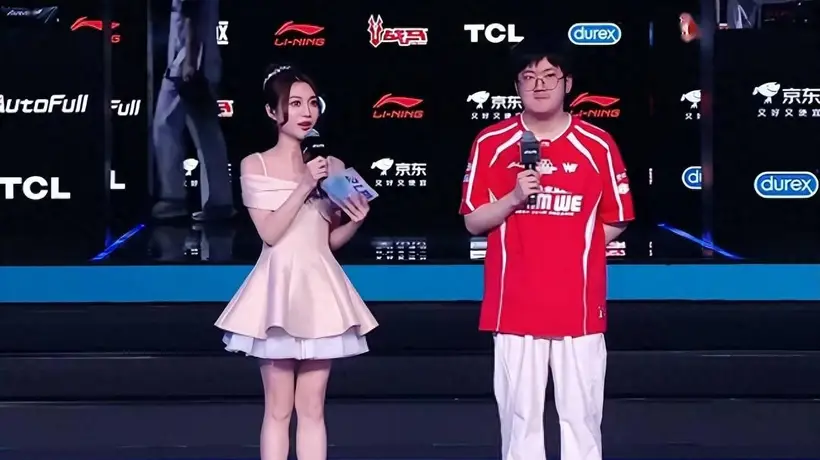 WE惊险逆转AL赢下关键局 呼吸哥纳尔失误引现场观众热议