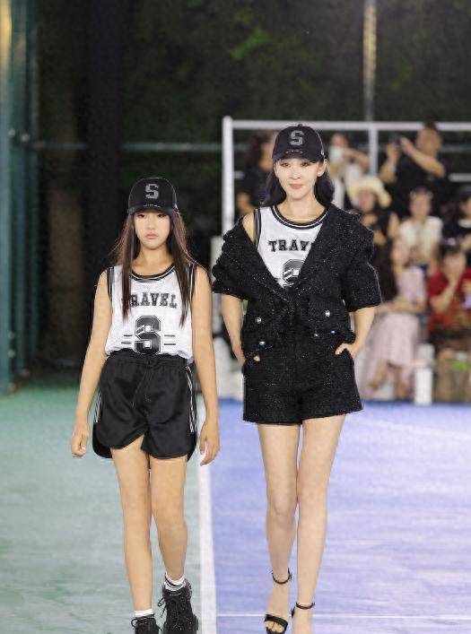 59岁苗圃带女儿走秀，12岁女儿身高超170，当年罗晋掏20万救她爸的瓜，比豪门戏还真
