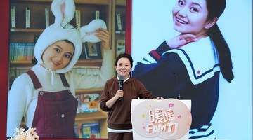她是上海知名主持，弟弟是大导演，为照顾父母，如今全家住养老院