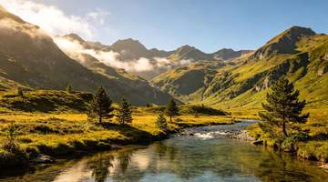 登山徒步小队登顶观赏云海美景，下山后河滩玩水撸串欢乐不停歇