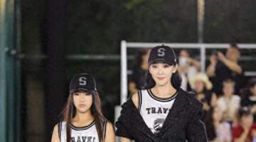59岁苗圃带女儿走秀,12岁女儿身高超170,当年罗晋掏20万救她爸的瓜,比豪门戏还真