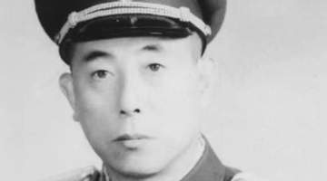 金日成访华，一少将突然搂住他的脖子，周恩来怒批：他已不是营长