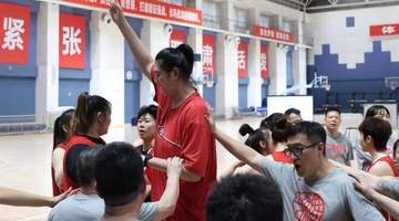 中国女篮结束热身赛回国继续备战 邓雨婷归队14人在训