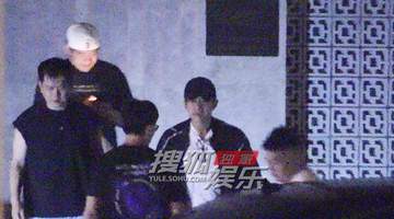 邓超深夜火锅局畅聊至凌晨 饭后拥抱好友不舍道别