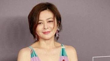 63岁关之琳深V裙配微卷短发，惊艳诠释岁月沉淀的性感