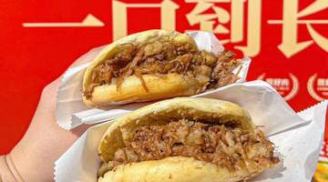 西安街头抢镜早餐肉夹馍 多元吃法适配赶路人多样需求
