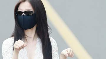 虞书欣上班路透曝光 白色蕾丝深V上衣搭配牛仔长裤 多元风格切换引网友直呼好会穿