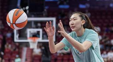 WNBA常规赛收官战：韩旭首节11分带动纽约自由人客场胜火花，赛场精彩表现引观众热议