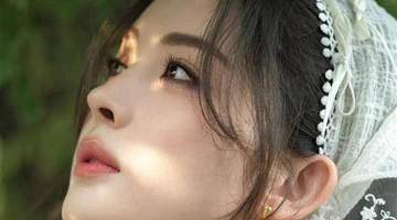 三伏天户外拍写真 娜扎穿牛仔背带配米白蕾丝搭红拖 咬芭乐的鲜活模样太对复古田园味了