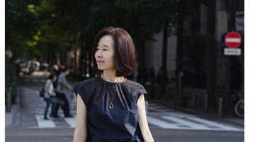 年纪越大越要打扮 !看这位50+博主的搭配,干练又有女人味很耐看