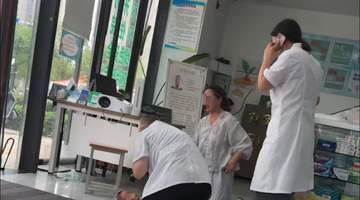 用时3分26秒,南京59岁医生跪地救回不足两岁窒息幼儿:小孩幸运遇到了我,我也很幸运通过急救知识将小孩救回来;患儿家长:孩子已无大碍