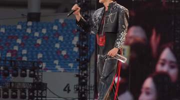王力宏成都演唱会不慎绊倒,脑袋磕上台阶后,脸部擦伤耳骨明显撕裂