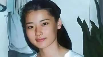 5岁那年,母亲骗她去照相馆拍照。她穿上最漂亮的衣服,雀跃地跟着走,结果被送到了父亲手里。这就是何赛飞。一张没拍成的全家福,成了她心里一辈子的空白。更巧的是,潘虹还当面打趣她,说明儿媳不好当,她当场回了个机灵,这股劲儿从哪来,不就是从那天照相馆门口生出来的吗。那天她穿着最漂亮的小衣裳...
