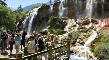 避暑游升温 九寨沟开启暑期旅游旺季模式