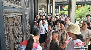 陈家祠暑期吸引众多游客 沉浸岭南建筑艺术魅力