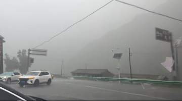 景区露营遇突发雨情 一家三口亲历山洪险况 现场见证水势涨势惊人 从车天窗脱险获救