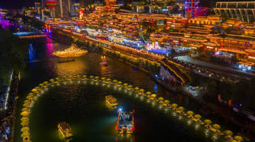 湖北宣恩贡水河夜游启幕 市民游客漫步乘筏共赴夏夜精彩体验