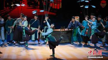 第十三届全国杂技展演启幕 南宁观众沉浸式体验杂技剧《西湖传说·白蛇》焕新演绎的千年仙话