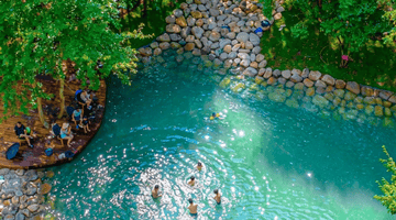 来临安风之谷过清凉夏日！泡18℃冷泉畅玩，坐小火车赴萤火虫浪漫之约