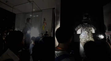 西安兵马俑遇突发停电 游客举手机手电筒观展 这场意外体验引热议
