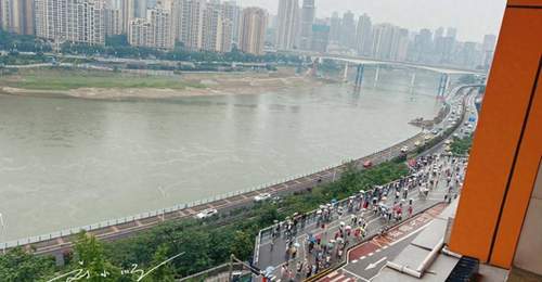 重庆李子坝轻轨穿楼成热门打卡点 本地人和游客都好奇到底有啥吸引力