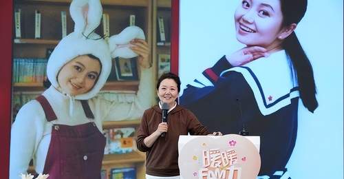 她是上海知名主持,弟弟是大导演,为照顾父母,如今全家住养老院