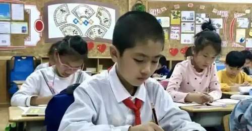中小学迎来“弹性放学”,离校时间更灵活了,家长直呼:终于等到了