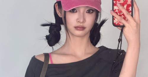 周洁琼戴粉色棒球帽配小烟熏妆 休闲酷飒活力十足