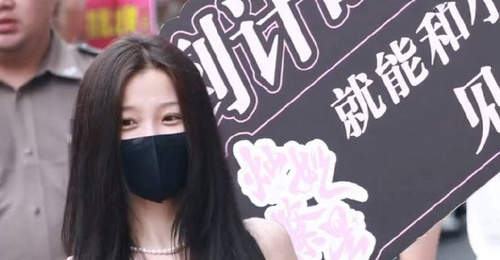 虞书欣怀抱蚌精玩偶上班 笑容甜美可爱俏皮