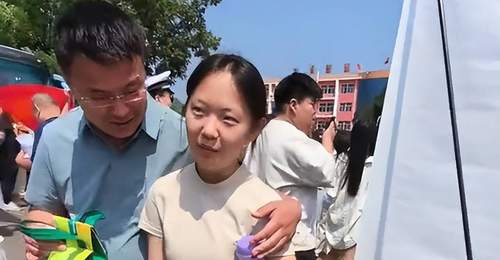 “虚荣到极致,就是这种面相”,家长用奶茶袋包大疆,初三女儿当场变脸