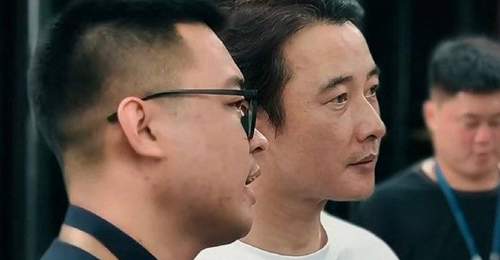 罗晋素颜现身大孤山祈福 状态憔悴引网友热议