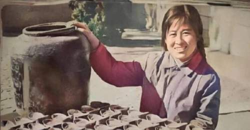 18岁女兵挖出2吨银子,装满两辆拖拉机,国家奖励让她受用一生
