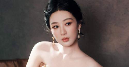 杨紫穿鎏金闪钻礼裙光彩照人 盘发造型优雅温婉气质佳