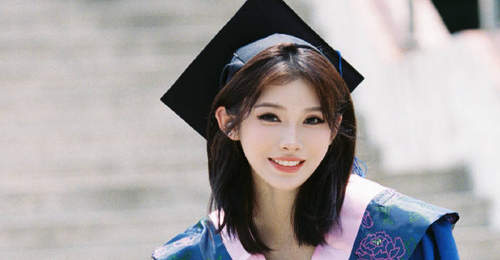 吴艳妮晒硕士毕业照:永远不改初心(图)