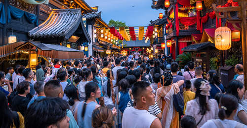 “莫离无忧沉浸游”太好玩了!象山影视城夜游首日爆火,景区内人山人海