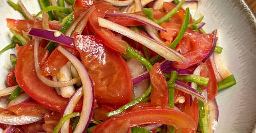 新疆特色凉菜:老虎菜与皮辣红的开胃解腻